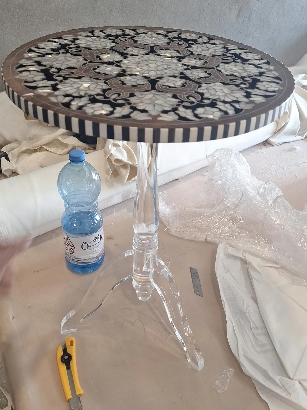 Round Wood with Plexi Base and Pearl Art Table by Pearl Art